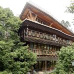 台北市立圖書館北投分館以原木打造，隱身於綠林之間，是台灣最知名的圖書館之一。 聯合報系資料照