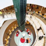 高雄市立圖書館總館是全國首座採懸吊工法的綠建築。 聯合報系資料照／記者劉學聖攝影