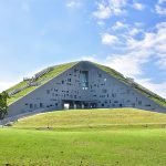 台東大學圖書館融合周邊山海地景，獨特造型獲獎無數。 圖／台東大學提供