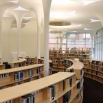 辜振甫先生紀念圖書館內設88根白色水泥柱，彷彿從地上長出的大樹。 圖擷自辜振甫先生紀念圖書館臉書