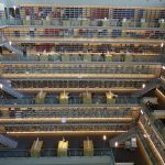 政大達賢圖書館的壯觀書牆，宛如台版星空圖書館。 圖擷自國立政治大學圖書館臉書