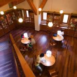 台北市立圖書館北投分館內以原木作為設計，讓人彷彿置身咖啡廳中。 圖／台北市立圖書館北投分館提供