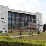 桃園圖書館龍岡分館外觀有如一本打開的大書，外牆以鉛字排版，凸顯地區眷村特色。 聯合報系資料照／記者張雅婷攝影