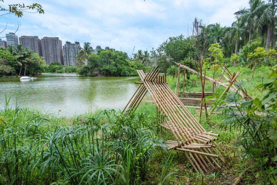 《泛．南．島藝術祭》展覽場域擴延至戶外園區，透過重新規劃的文化植栽與竹編作品呈現自然生態的有機地景〉。圖/高雄市立美術館提供