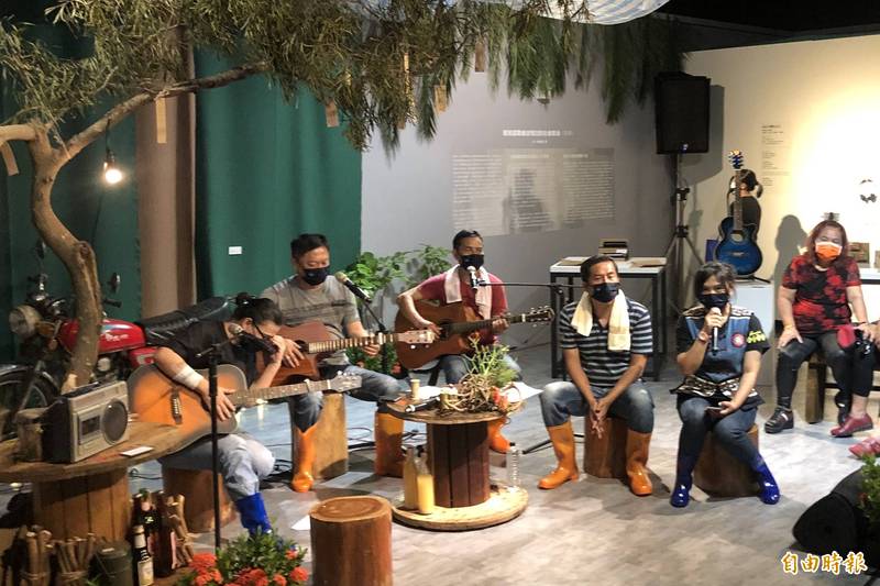 屏東獅子原鄉重現「山林藍調」 觸動老一輩族人心弦 「山林藍調」重現屏東獅子原鄉,唱出早年族人生活。(記者蔡宗憲攝)
