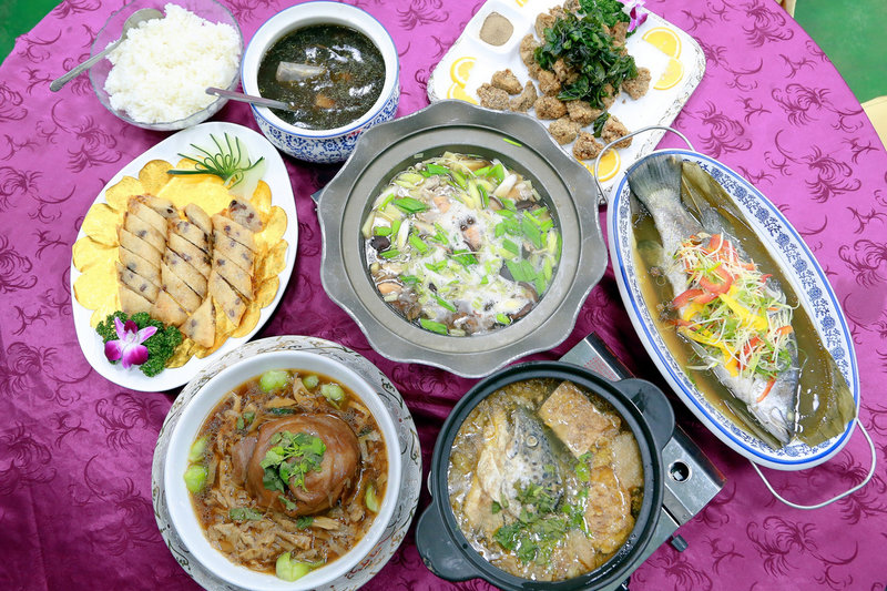 台南鹽水推月港大菜 重現早年酒家經典佳餚 台南市鹽水區公所與鹽水武廟合作,探訪在地「酒家菜」文化,21日發表包括魷魚螺肉蒜等多道美食料理的「月港大菜」,盼成在地最具文化特色的佳餚。(台南市政府提供)中央社記者楊思瑞台南傳真 110年12月21日