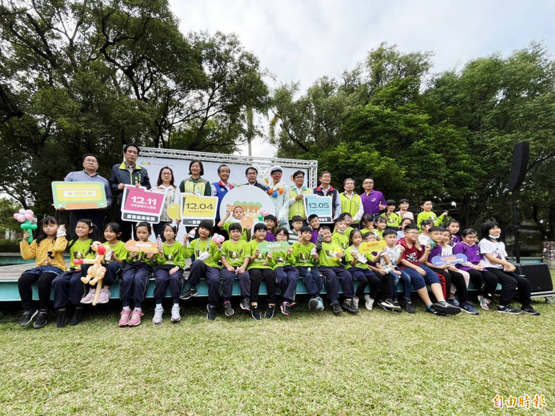 2021台南耶誕跨年親子活動 週六「一童趣總爺」起跑 年終來臨,南市府今年安排6場耶誕跨年系列活動,今由市長黃偉哲(後排中)在總爺藝文中心公布,邀請市民共襄盛舉。(記者萬于甄攝)