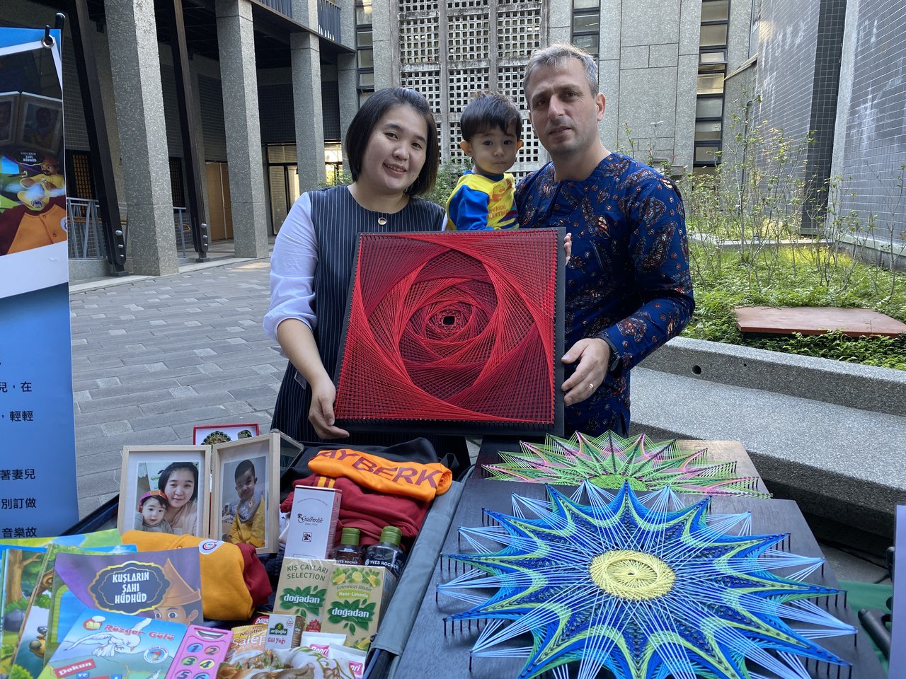 新住民在台扎根 「移人皮箱」充滿愛與鄉愁 屏東女兒張敬翊(左)在網路認識土耳其的翟銘楷(右),兩人交往5年後結婚,但受疫情影響,張敬翊懷孕4個月回台待產,翟銘楷在非洲工作,待工作告一段落後,兒子出生後10個月,飛抵台灣,夫妻倆才相聚,翟銘楷的「移人皮箱」乘載父親對妻兒的思念與期許。記者劉星君/攝影