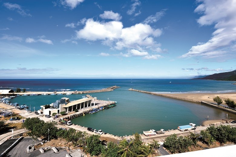 臨海口港第一排 恆春最大親子渡假飯店樂園新開幕 俯瞰欣賞海天一色的海口港漁港風情。 攝影/相 王基守
