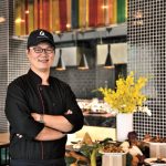 「墾丁長灘休閒飯店」藍白色的建築外觀顯得醒目。 攝影/相 王基守