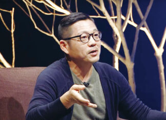 畫室裡的女兒與父親翁明哲 用繪畫演繹自己的原心